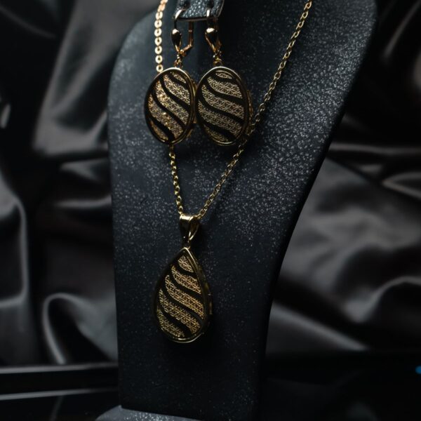 Black and gold-tone teardrop necklace set