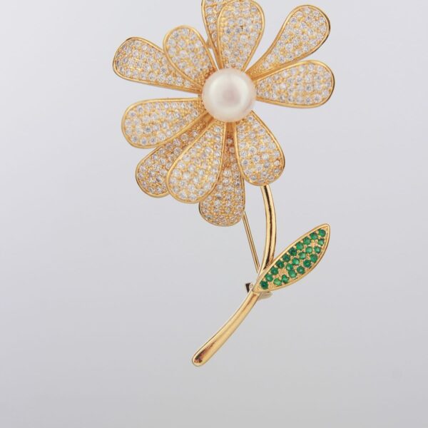 Gold-tone daisy pearl brooch