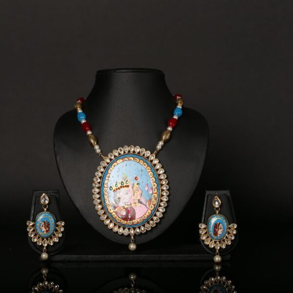 Antique-style pendant necklace and earring set